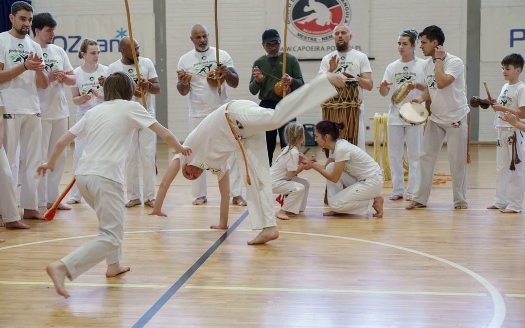 Roda Capoeira podczas treningu Capoeira Camangula Poznań z muzyką i grą uczestników