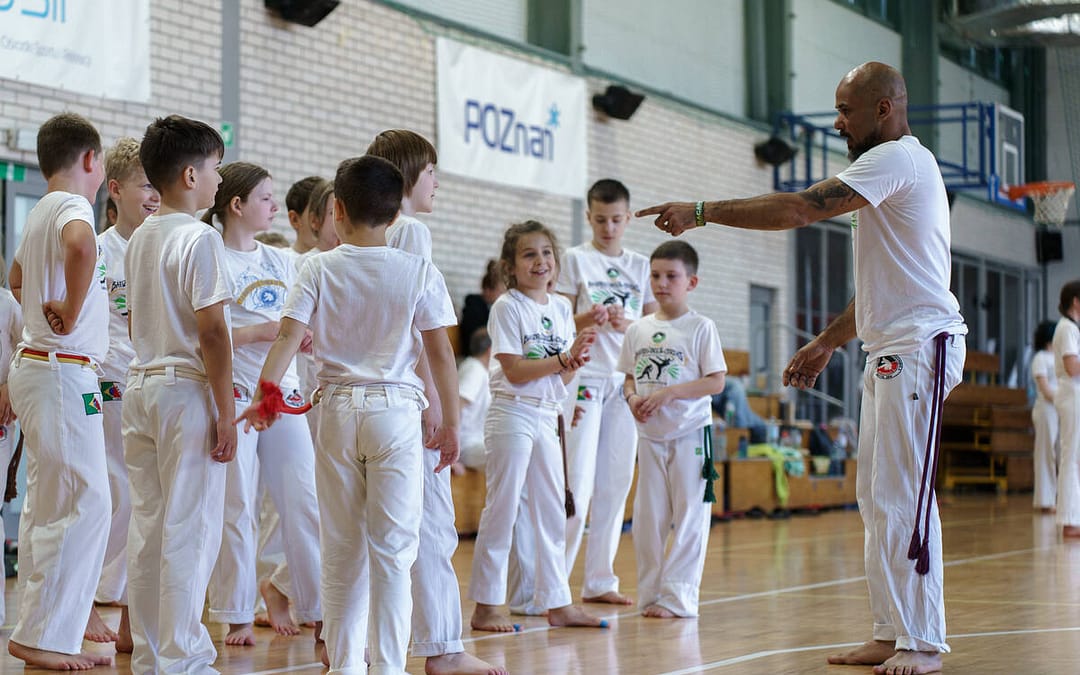 Dzieci podczas pierwszego treningu Capoeira w Klubie Sportowym Capoeira Camangula Poznań