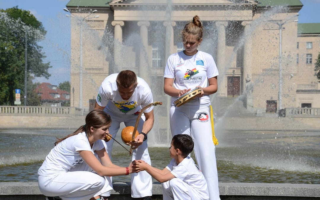 Dzieci podczas treningu Capoeira w Klubie Sportowym Capoeira Camangula Poznań