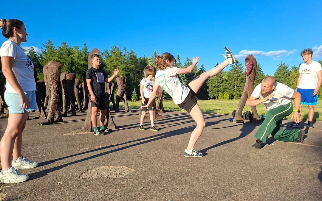 Jak ćwiczyć między treningami Capoeira? 7 bezpiecznych ćwiczeń dla dzieci i dorosłych