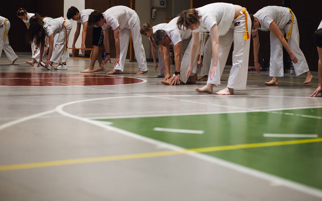 Dorośli uczestnicy podczas pierwszego treningu Capoeira w Klubie Sportowym Camangula Poznań