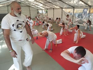 Dzieci podczas letniego obozu sportowego Capoeira Camangula.