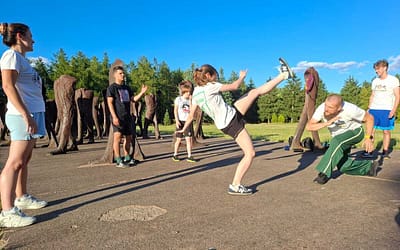 Jak ćwiczyć między treningami Capoeira? 7 bezpiecznych ćwiczeń dla dzieci i dorosłych