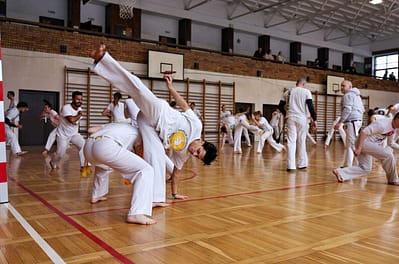 Grupa dorosłych uczestników podczas treningu Capoeira w Poznaniu