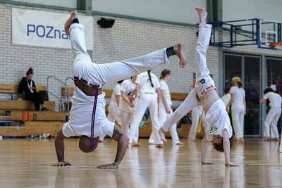 Ćwiczenia koordynacyjne podczas treningu Capoeira dla dzieci Poznań