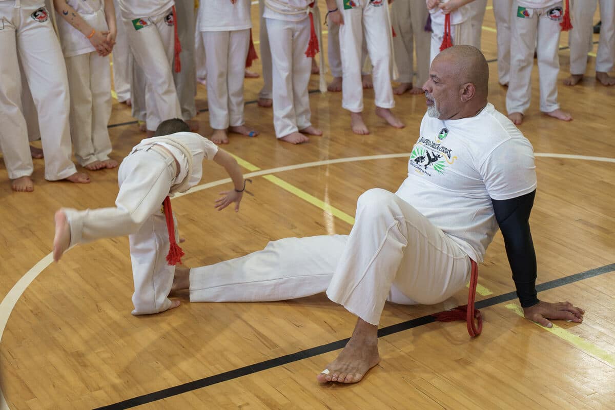 Dzieci podczas Batizado e Troca de Cordas w Klubie Sportowym Capoeira Camangula Poznań.