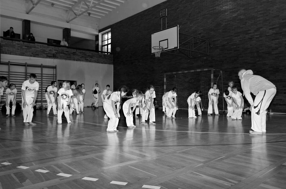 Rozgrzewka podczas treningu Capoeira dla dzieci w Poznaniu