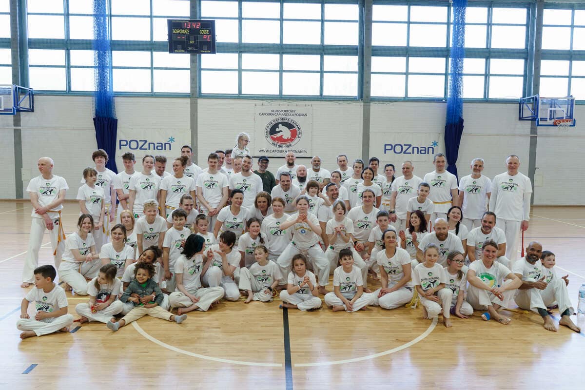 Uczestnicy Klubu Sportowego Capoeira Camangula Poznań po wspólnym treningu.
