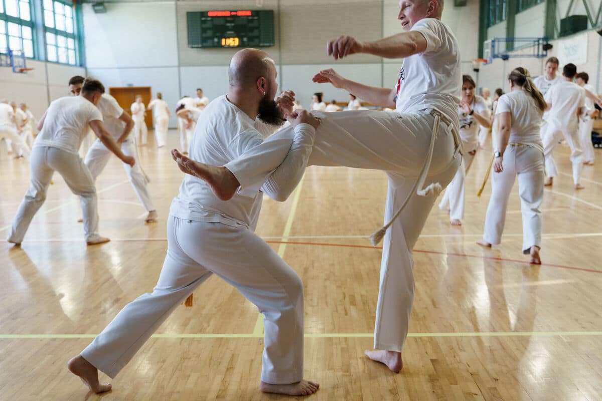 Dorośli podczas treningu Capoeira w Klubie Sportowym Capoeira Camangula Poznań