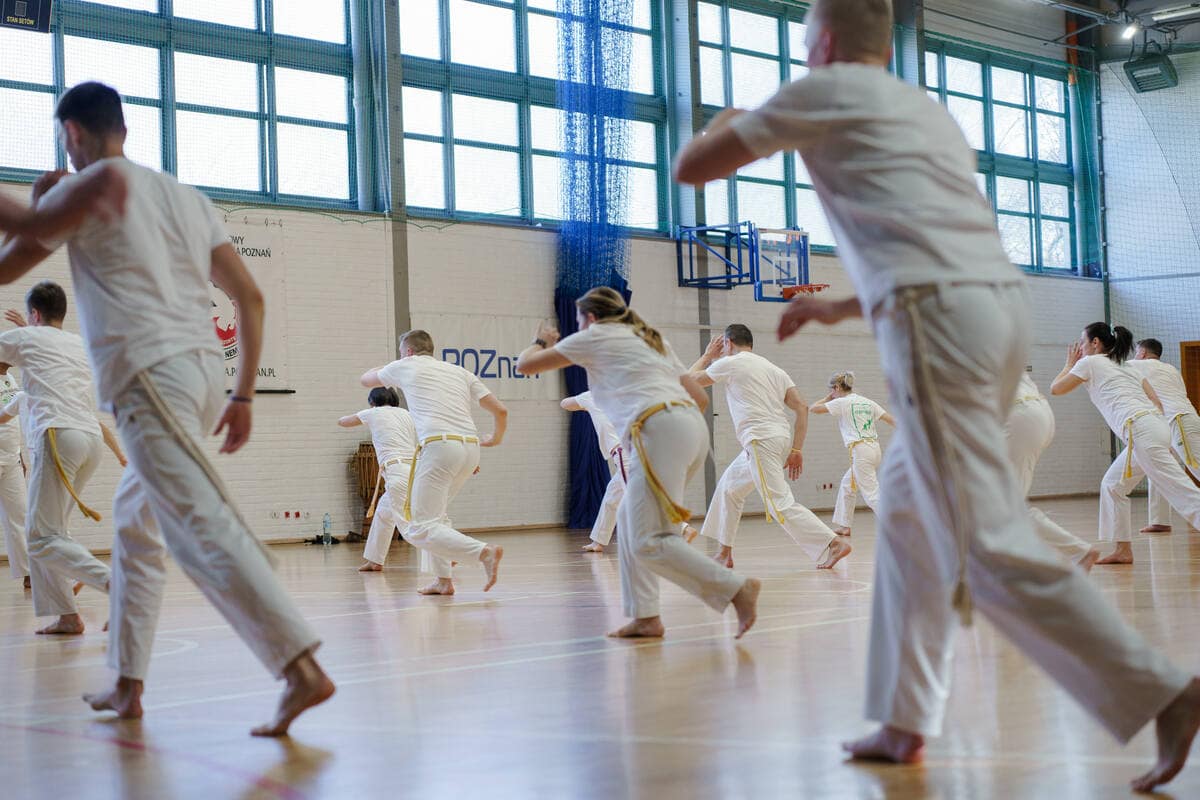 Dorosły uczestnik podczas treningu Capoeira w Klubie Sportowym Capoeira Camangula Poznań