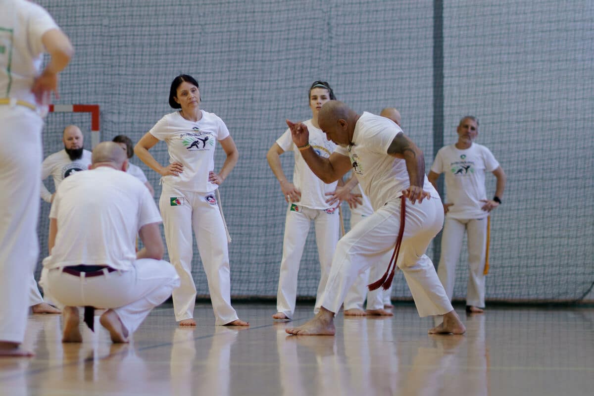 Osoba dorosła rozpoczynająca trening Capoeira po 30 roku życia