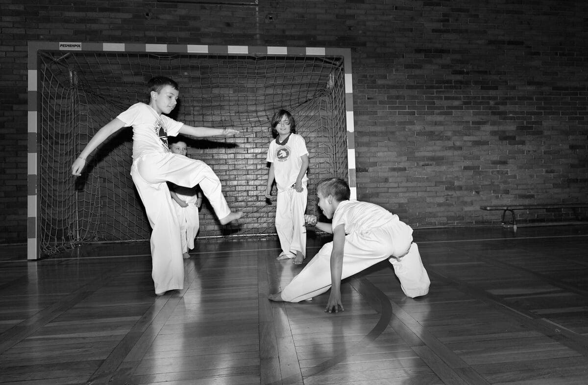 Dzieci uczą się współpracy podczas treningu Capoeira