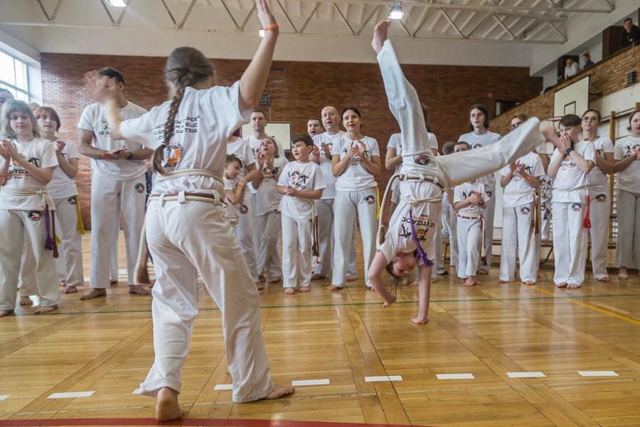 Dzieci podczas gry w roda na treningu Capoeira dla dzieci w Poznaniu