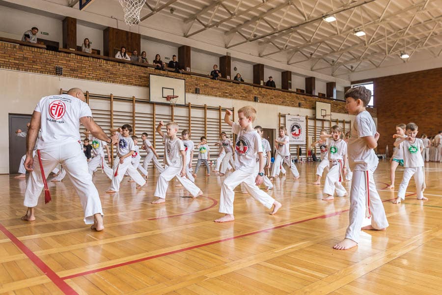 Dzieci uczą się podstaw Capoeira podczas pierwszego treningu w Klubie Sportowym Capoeira Camangula Poznań